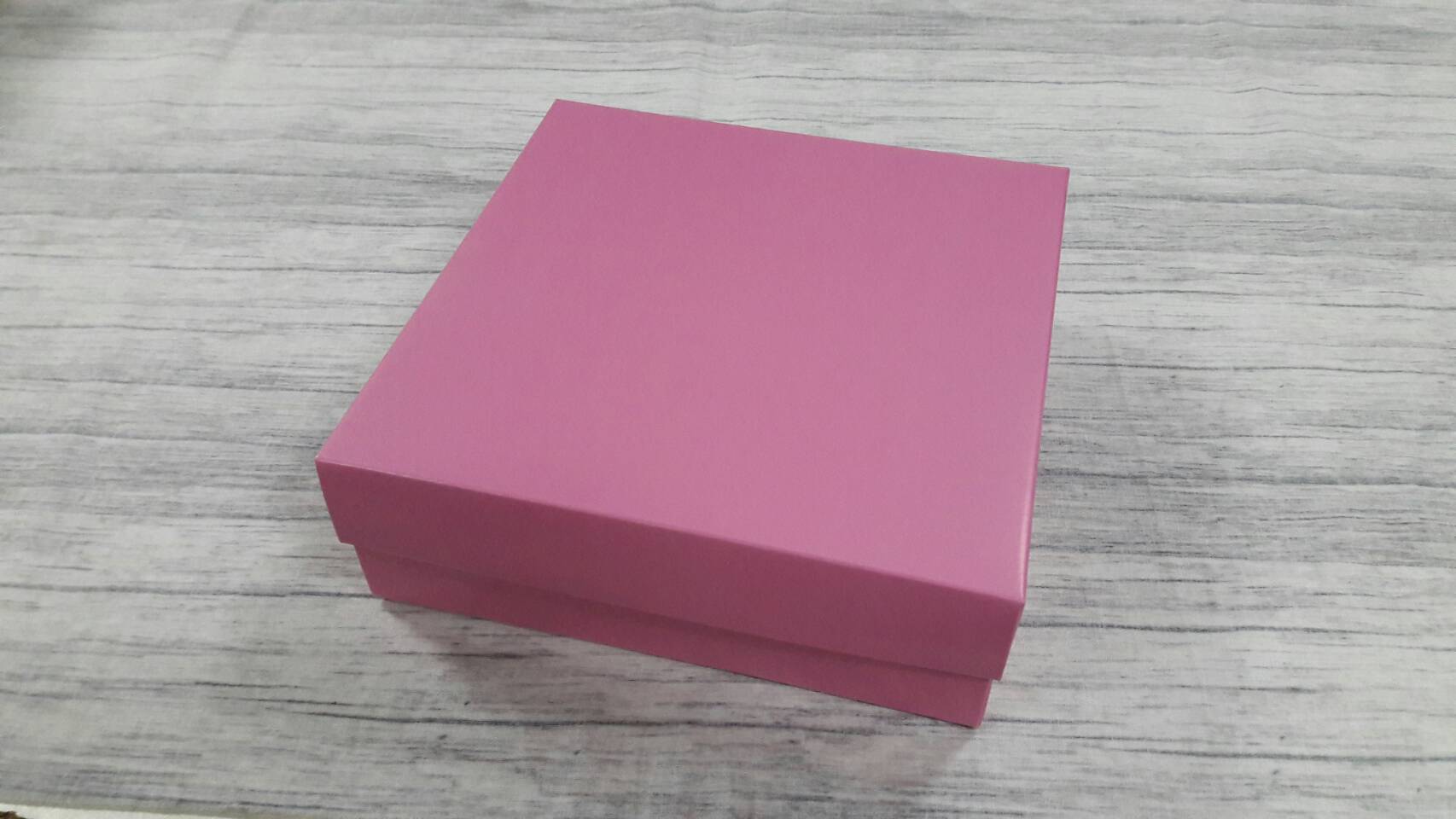 กล่องฝาครอบ กล่องของขวัญ กล่องเอนกประสงค์ กล่องแบบมีฝาครอบ ขนาด 17.5 x 17.5 x 6.0 ซม. สีชมพู (แบบฝาทึบ) ราคา 435 บาท ต่อแพ็ค (20 ใบ)
