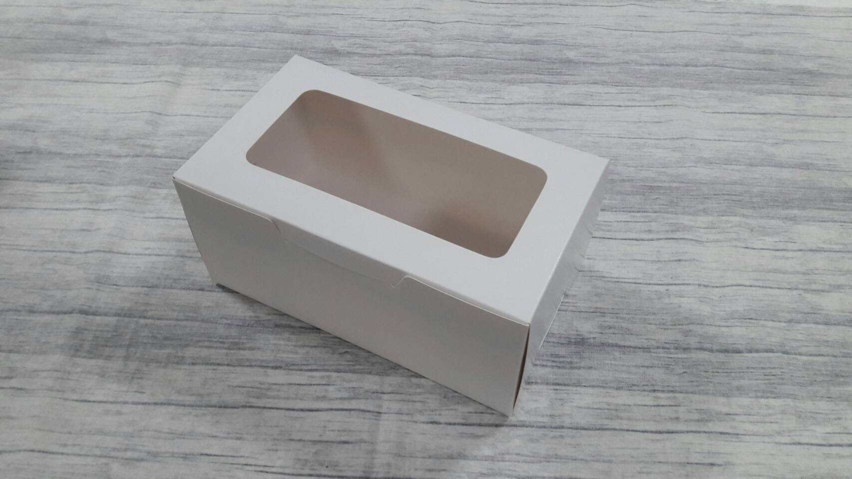 กล่องเค้กโรล กล่องแยมโรล กล่องทรงยาว กล่องเค้ก กล่องขนม กล่องคัพเค้ก ขนาด 13x22.5x10.5 ซม. (หน้าต่างพลาสติก) สีขาว ราคา 270 บาทต่อแพ็ค (20 ใบ)