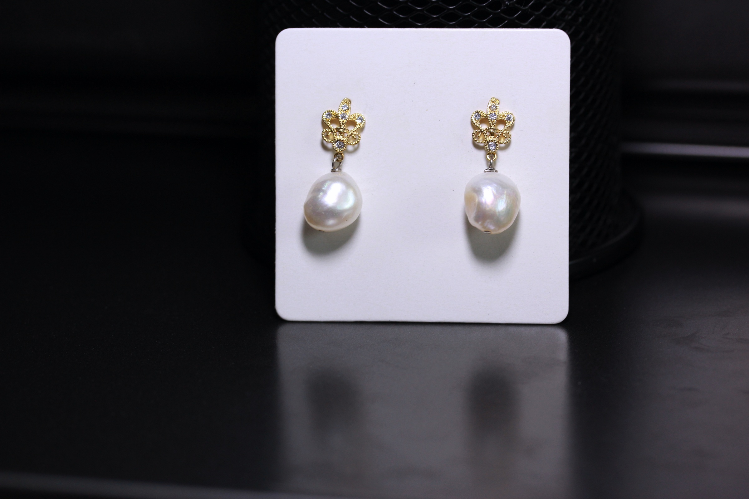 ต่างหูมุกแท้ทรงบารอค Natural Baroque Pearl Earring