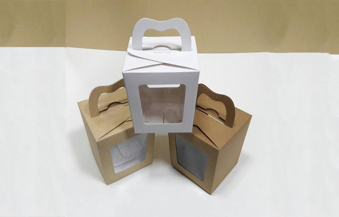 กล่องหูหิ้วแบบหน้าต่างพลาสติก 2 ด้าน ขนาด 9x9x10ซม. กล่องคุ๊กกี้ กล่องขนม กล่องคัพเค้ก กล่องเค้ก กล่องเบเกอรี่ สีคราฟท์น้ำตาลอ่อน ราคา 125 บาทต่อแพ็ค(20ใบ)