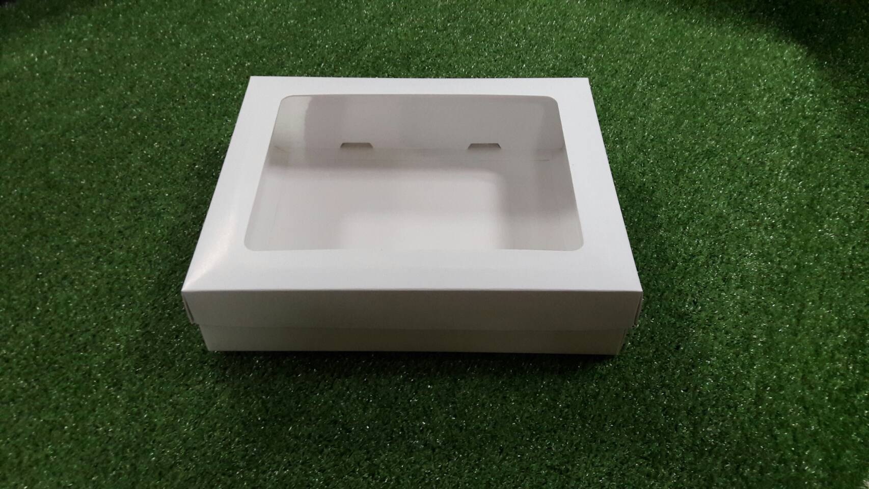 กล่องฝาครอบ กล่องของขวัญ กล่องของที่ระลึก กล่องอเนกประสงค์ กล่องของใช้ ขนาด 22.7 x 27.4 x 6.5 ซม. กล่องพวงมาลัย กล่องใส่ผ้าไหม สีขาว มีหน้าต่างพลาสติก ราคา 650 บาทต่อแพ็ค (20 ใบ)