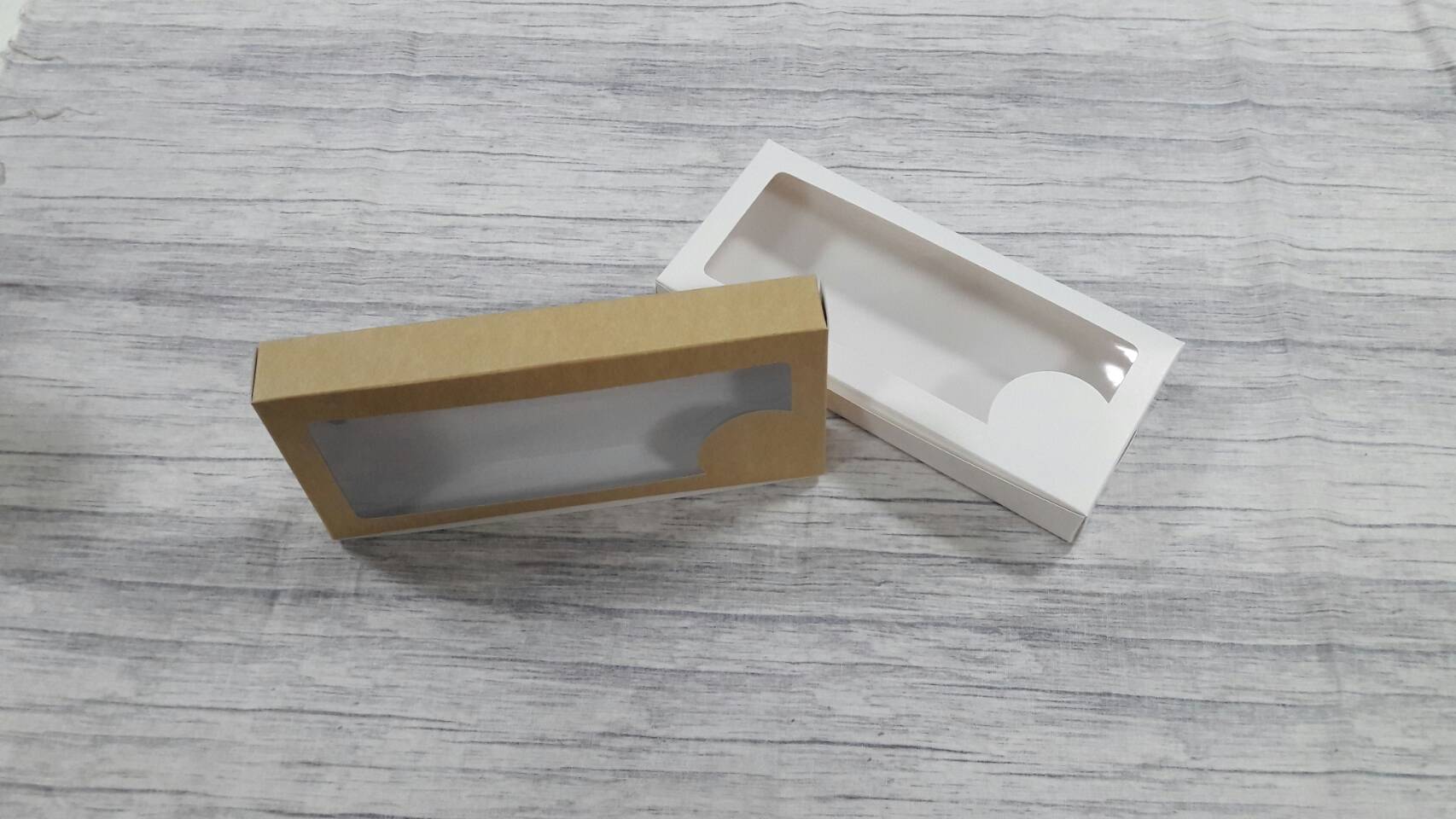 กล่องบราวนี่ 3-4 ชิ้น กล่องทรงแบน กล่องช็อคโกแลต กล่องขนม สีขาว ขนาด 10.0 x 22.0 x 3.0 ซม. ราคา 120 บาท ต่อแพ็ค (20 ใบ)