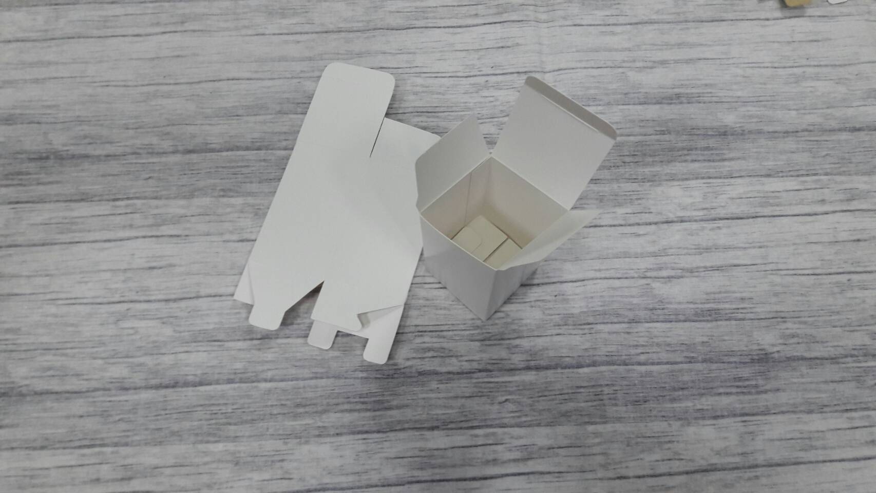 กล่องอเนกประสงค์ แบบทรงฝาปิดเปิด ท้ายก้นขัด กล่องของขวัญ กล่องเครื่องสำอางค์ สีขาว 5x5x8.5 ซม. (กระดาษหนา 350 แกรม) ราคา 240 บาทต่อแพ็ค(50 ใบ)