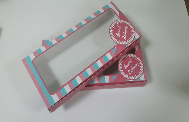 กล่องบราวนี่ 3-4 ชิ้น กล่องทรงแบน กล่องช็อคโกแลต กล่องขนม สีฟ้าชมพู กว้าง 10.0 x ยาว 22.0 x สูง 3.0 ซม. ราคา 130 บาท ต่อแพ็ค (20 ใบ)