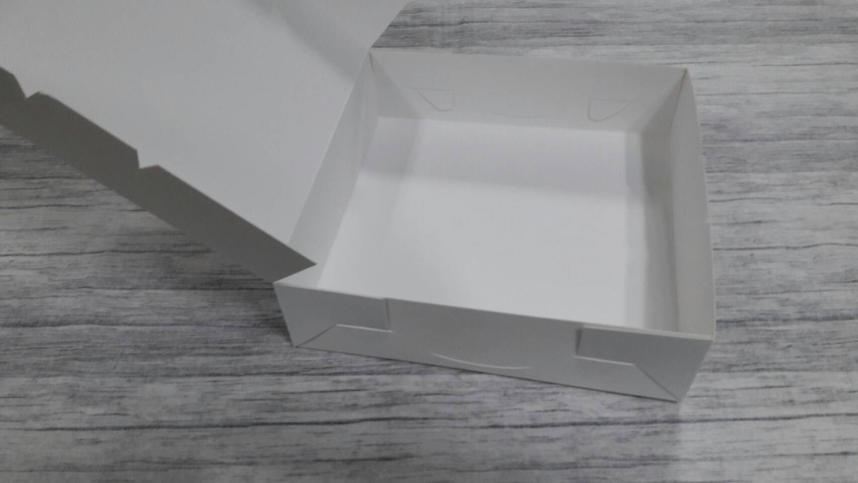 กล่องทรงแบน (ฝาทึบ) กล่องเค้ก 1 ปอนด์ทรงเตี้ย กล่องคัพเค้ก กล่องขนม กล่องจัดเบรค กล่องอเนกประสงค์ ขนาด 20x20x5.5 ซม.สีขาว ราคา 190 บาทต่อแพ็ค (20ใบ)