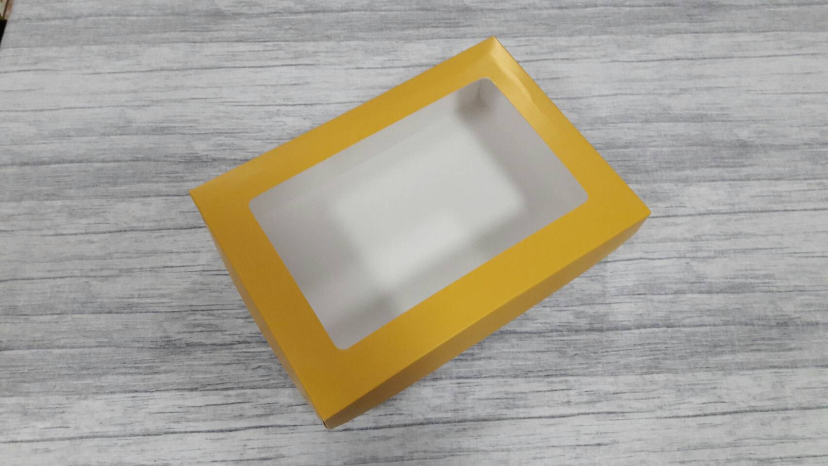 กล่องฝาครอบ กล่องเอนกประสงค์ สี golden yellow color แบบมีหน้าต่าง ขนาด 23.4x16.3x6.5ซม.ราคา 455 บาท (20 ใบ) (รวมค่าจัดส่งแล้ว)