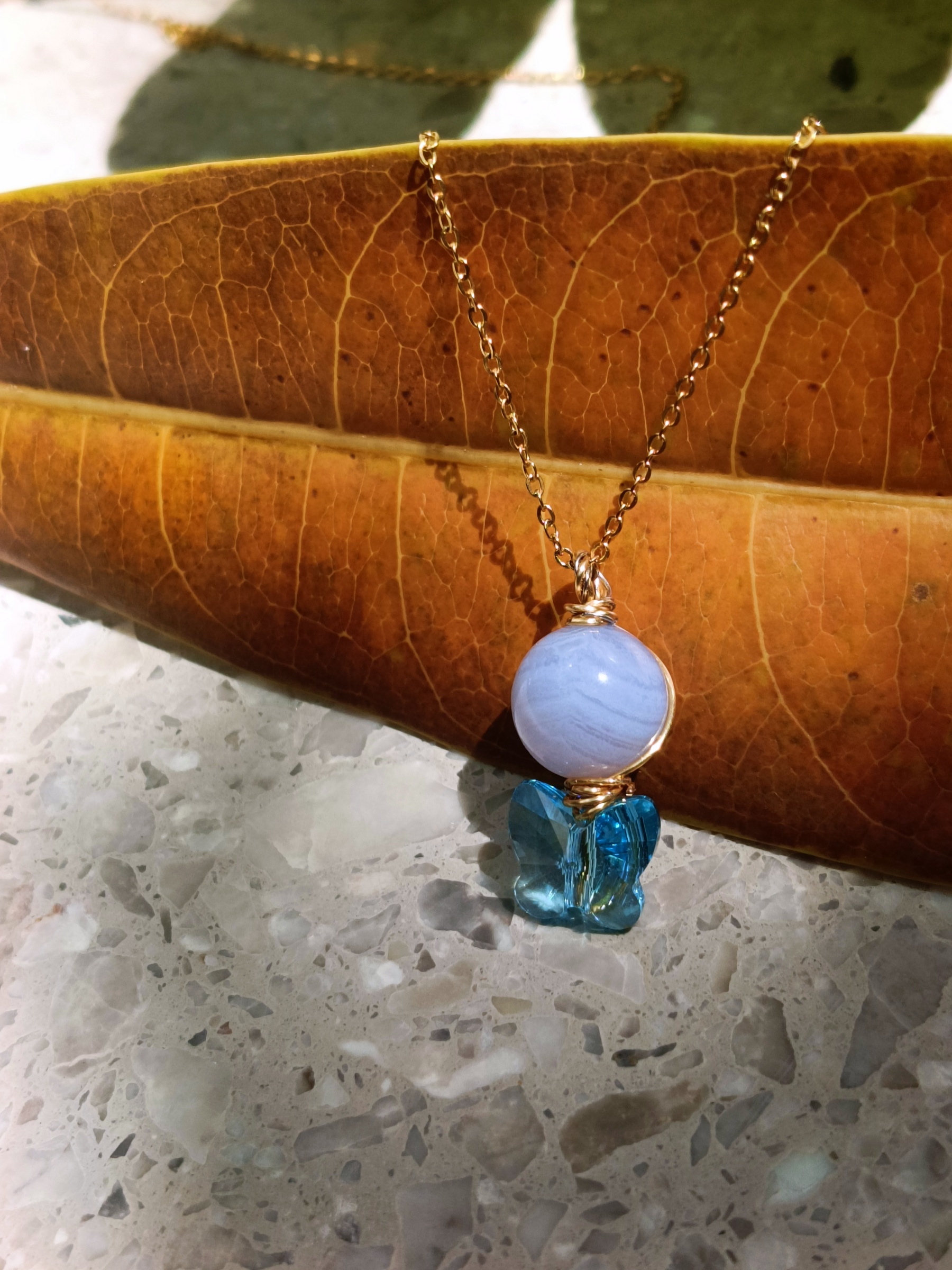 สร้อยจี้หินแท้ Blue Lace Agate + Butterfly Pendant Pendant Necklace (เสริมพลังการสื่อสาร การเจรจา ความสงบใจ)