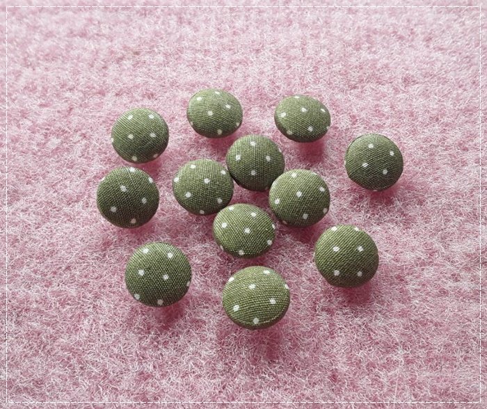 กระดุมผ้า Polkadot เขียวจุดขาว