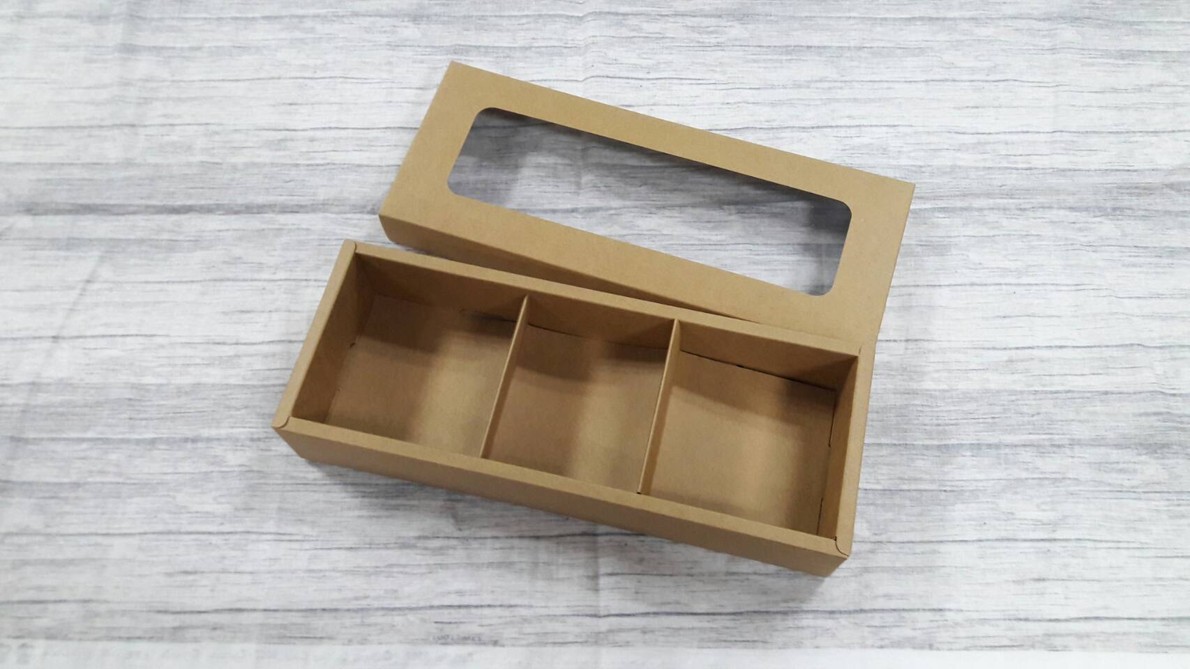 กล่องของขวัญ กล่องฝาครอบ กล่องขนม กล่องอเนกประสงค์ สีคราฟท์น้ำตาลเข้ม ขนาด 11 x 28.5 x 5 ซม. (หน้าต่างพลาสติก) พร้อมฐานตัวกั้นสินค้า ราคา 485 บาทต่อแพ็ค (20 ใบ)