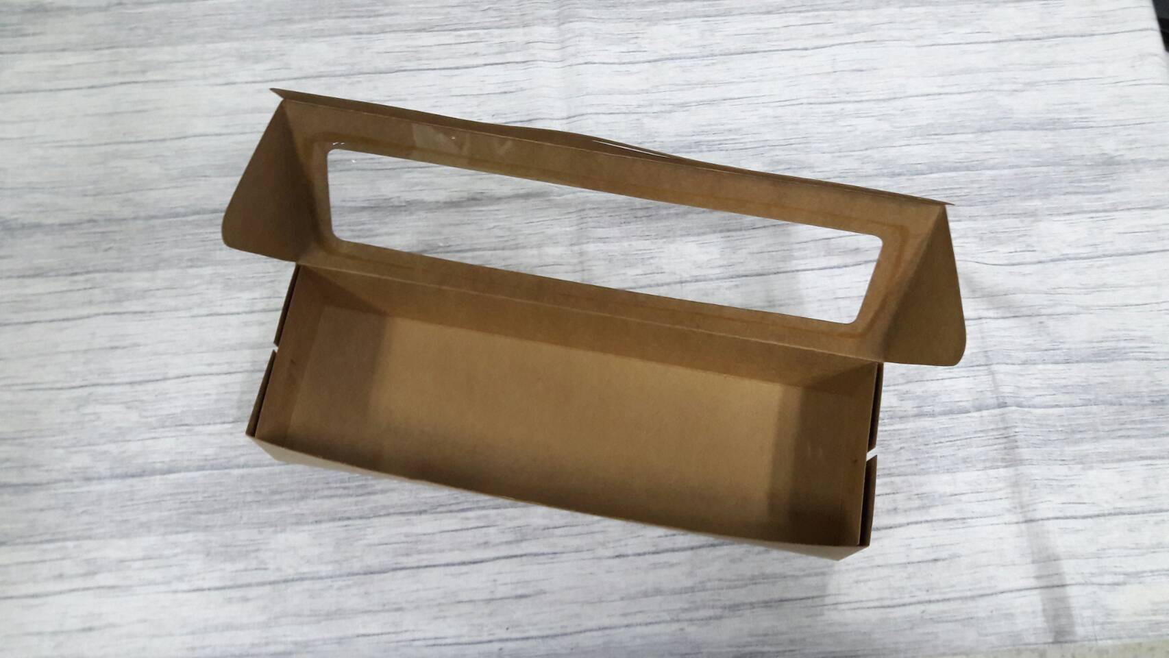 กล่องขนม กล่องเค้ก กล่องพายสับปะรด กล่องชิฟฟ่อน กล่องช้อคโกแล็ต กล่องคุ๊กกี้ กล่องอเนกประสงค์ ขนาด 9.0x30.0x6.0 ซม.ไม่มีหน้าต่าง (มีหน้าต่างพลาสติก) สีคราฟท์น้ำตาลราคา 185 บาทต่อแพ็ค (20 ใบ)