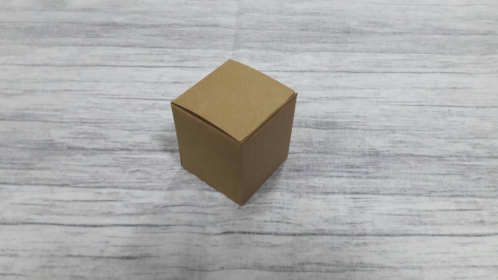 กล่องเอนกประสงค์ แบบทรงฝาปิดเปิด ท้ายก้นขัด กล่องของขวัญ กล่องเครื่องสำอางค์ สีคราฟท์น้ำตาลเข้ม ขนาด 5x5x5.5 ซม. ราคา 205 บาทต่อแพ็ค(50 ใบ)