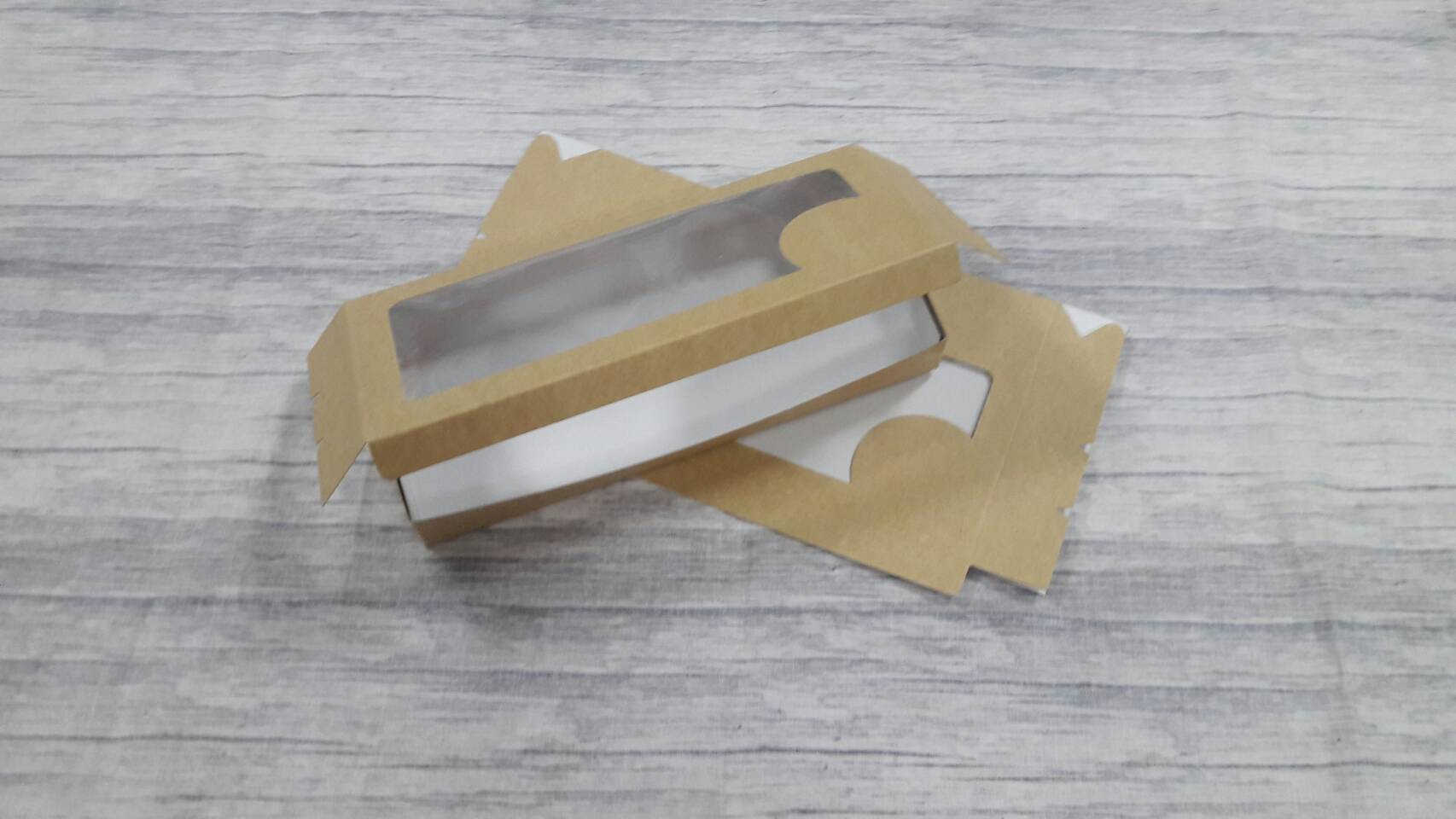 กล่องบราวนี่ 3-4 ชิ้น กล่องทรงแบน กล่องช็อคโกแลต กล่องขนมฟู้ดเกรด สีคราฟท์น้ำตาลอ่อน ขนาด 10.0x22.0x3.0ซม. ราคา 130 บาทต่อแพ็ค(20ใบ)