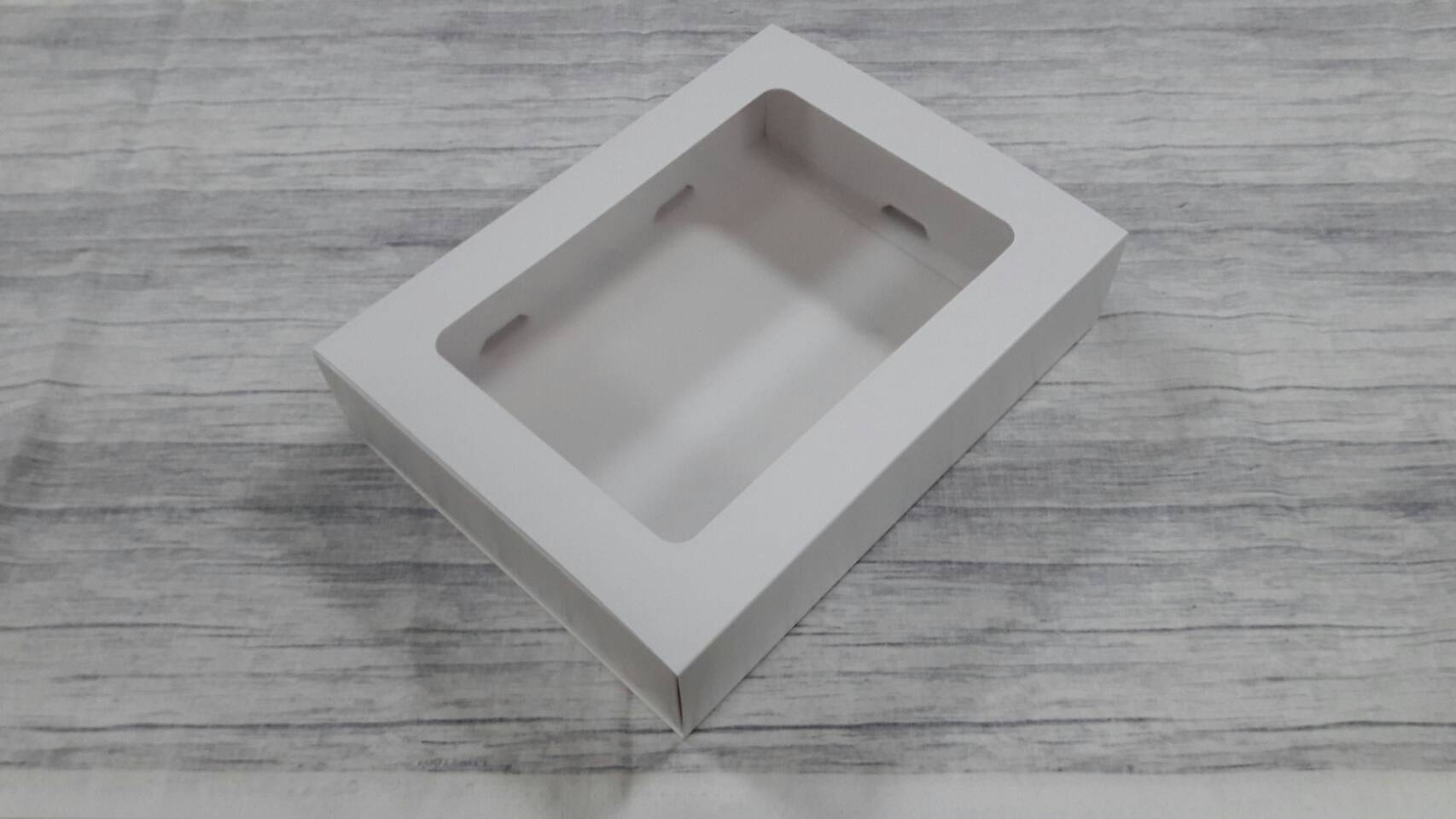 กล่องสไลด์ กล่องของขวัญ กล่องของที่ระลึก กล่องอเนกประสงค์ กล่องแบบฝาสไลด์ ขนาด 19.4x25.8x5.5 ซม.สีขาว (แบบฝาหน้าต่างพลาสติก) ราคา 500 บาท ต่อแพ็ค (20 ใบ)