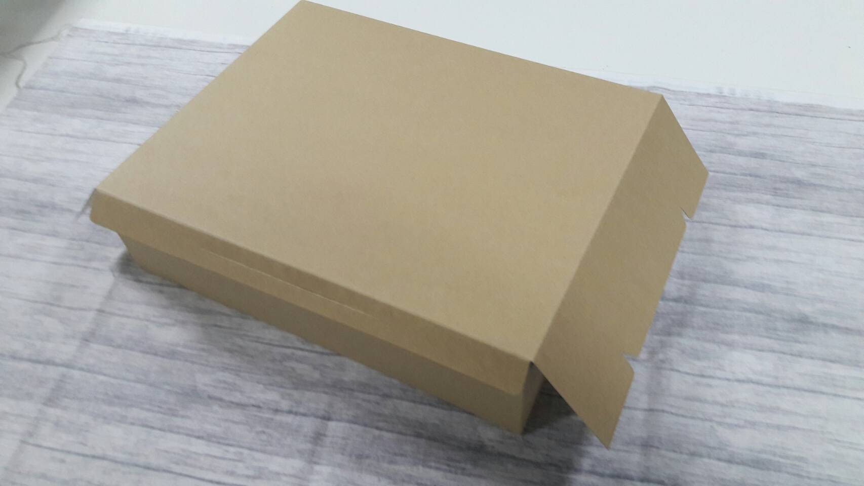 กล่องขนม กล่องโดนัท กล่องชิฟฟ่อน กล่องอเนกประสงค์ ขนาด 28 x 35 x 9 ซม.สีคราฟท์น้ำตาลอ่อน (ฝาทึบ) ราคา 490 บาทต่อแพ็ค (20ใบ)(กระดาษหนา 350 แกรม)