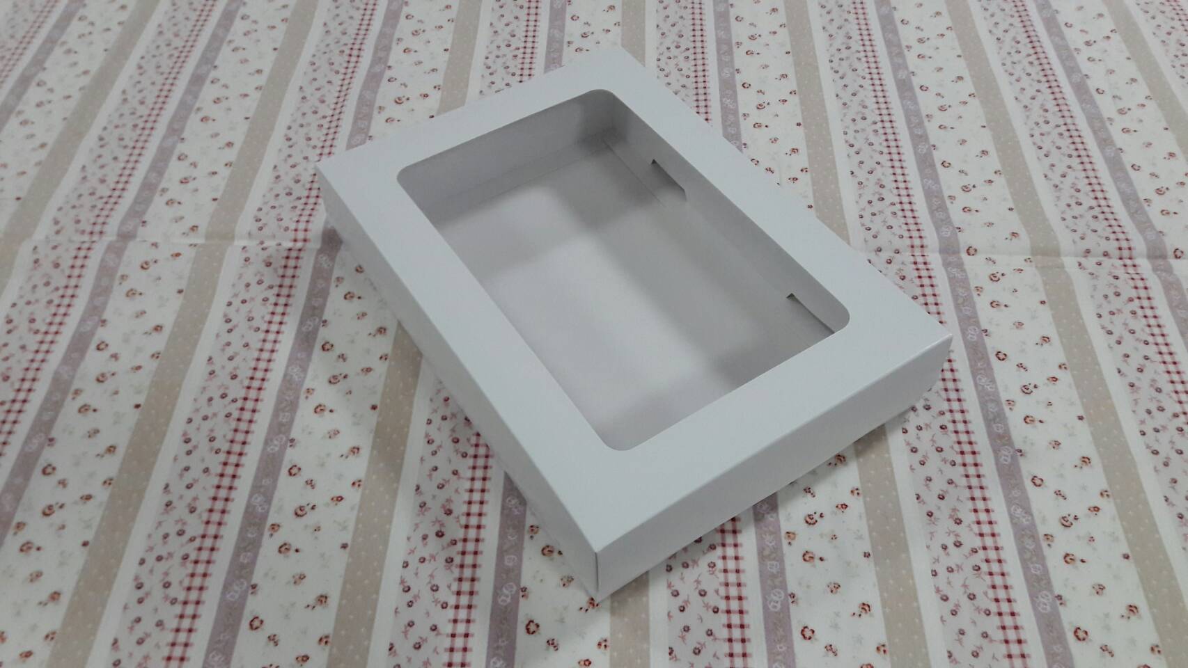 กล่องของขวัญ กล่องฝาครอบ กล่องของที่ระลึก กล่องอเนกประสงค์ กล่องของใช้ กล่องพวงมาลัย กล่องใส่ผ้าไหม ขนาด 19.6x27.2x5 ซม.สีขาว (หน้าต่างพลาสติก) ราคา 490 บาทต่อแพ็ค(20 ใบ)