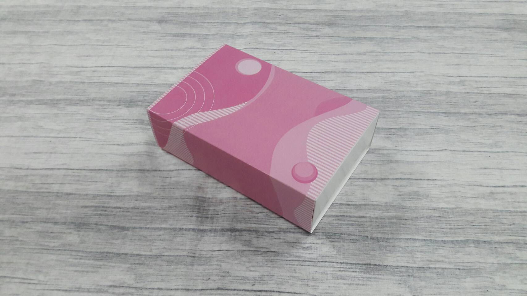 กล่องสไลด์ กล่องของขวัญ กล่องของที่ระลึก กล่องอเนกประสงค์ กล่องแบบฝาสไลด์ สีลายชมพู ขนาด 11.4 x 17.4 x5.0 ซม. ราคา 340 บาท (20 ใบ ต่อแพ็ค)