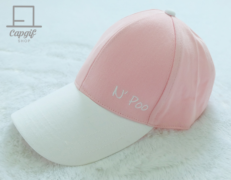 หมวกแก๊ปสีชมพูปีกขาวปักชื่อ
