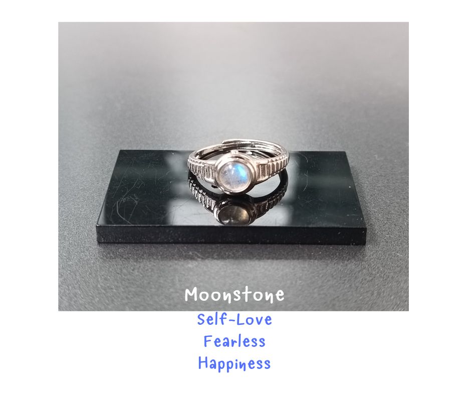 Natural "Moonstone" Ring แหวนหินแท้ มุกดาหาร (เสริมเสน่ห์เพศหญิง ความอ่อนหวาน อ่อนโยน น่ารัก ปรับออกความเครียด)