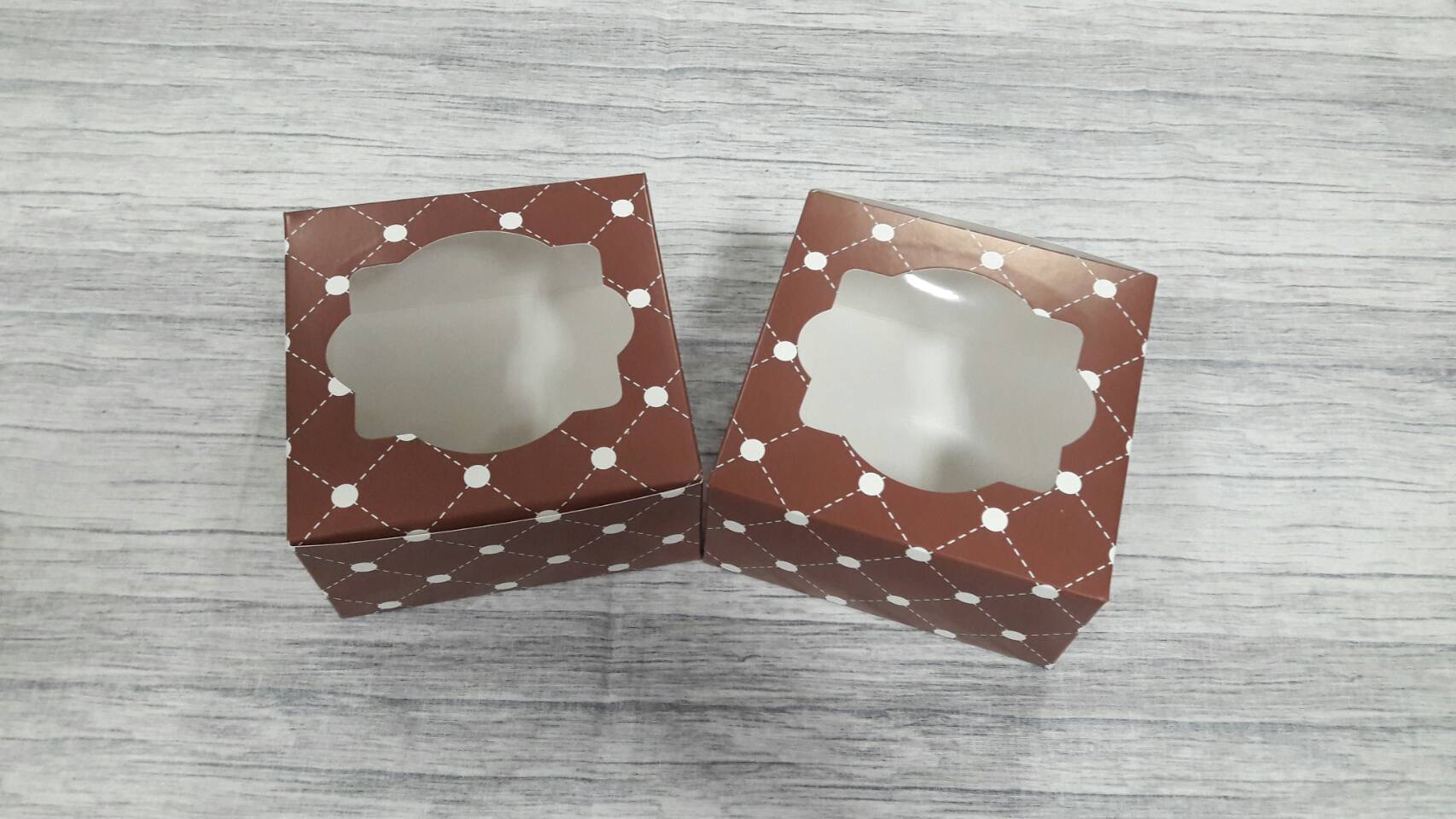 กล่องเค้กชิ้น กล่องเค้กครึ่งปอนด์ กล่องคัพเค้ก 4 ชิ้น(ไม่มีฐานรอง) กล่องขนม สีช้อคโกแลต ขนาด 12.8x12.8x7.0 ซม.ราคา 150 บาทต่อแพ็ค (20ใบ)