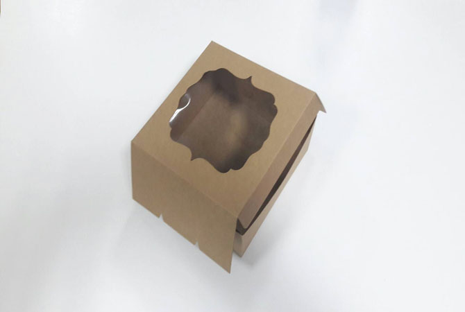 กล่องเค้กครึ่งปอนด์ กล่องคัพเค้ก 4 ชิ้น(ไม่มีฐานรอง) กล่องเค้กชิ้น กล่องขนม กล่องสแน็ค กล่องแบบมีหน้าต่างพลาสติก ขนาด 15.0 x 15.0 x 7.6 ซม. สีคราฟท์น้ำตาลเข้ม ราคา 160 บาทต่อแพ็ค(20ใบ)