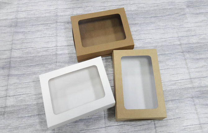 กล่องขนม กล่องบราวนี่ กล่องทาร์ตไข่ กล่องขนมเปี๊ยะ กล่องอเนกประสงค์ ขนาด 14.5x20x4 ซม. สีคราฟท์หน้าขาวหลังน้ำตาล ราคา 165 บาทต่อแพ็ค (20 ใบ)