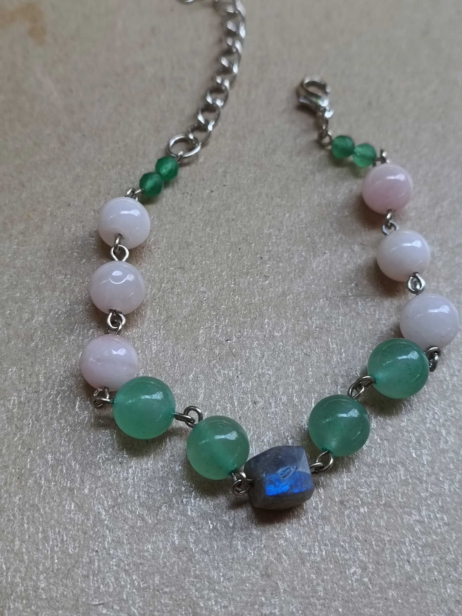 สร้อยข้อมือหินแท้ "Connected" Manifest Wealth Bracelet (Labradorite + Rose Quartz + Green Aventurine)
