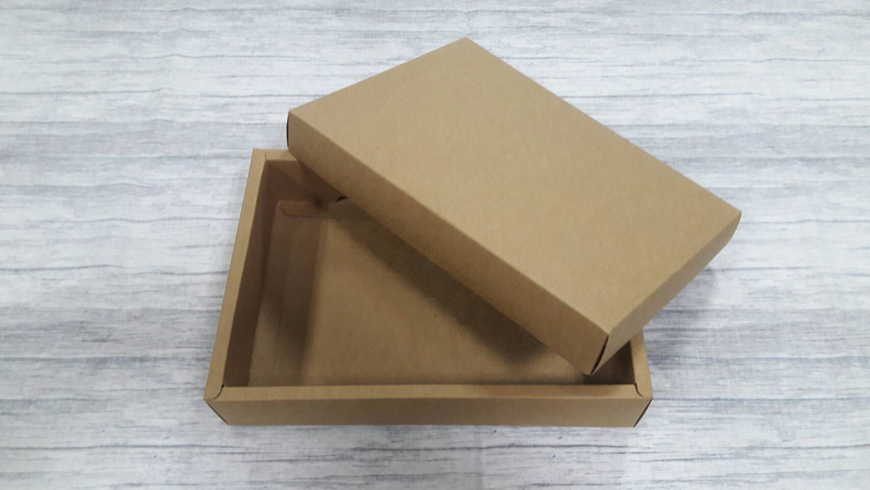 กล่องของขวัญ กล่องฝาครอบ กล่องอเนกประสงค์ สีคราฟท์น้ำตาลเข้ม ขนาด 16.2x22.5x4.5 ซม. (แบบฝาทึบ) ราคา 385 บาทต่อแพ็ค(20 ใบ)