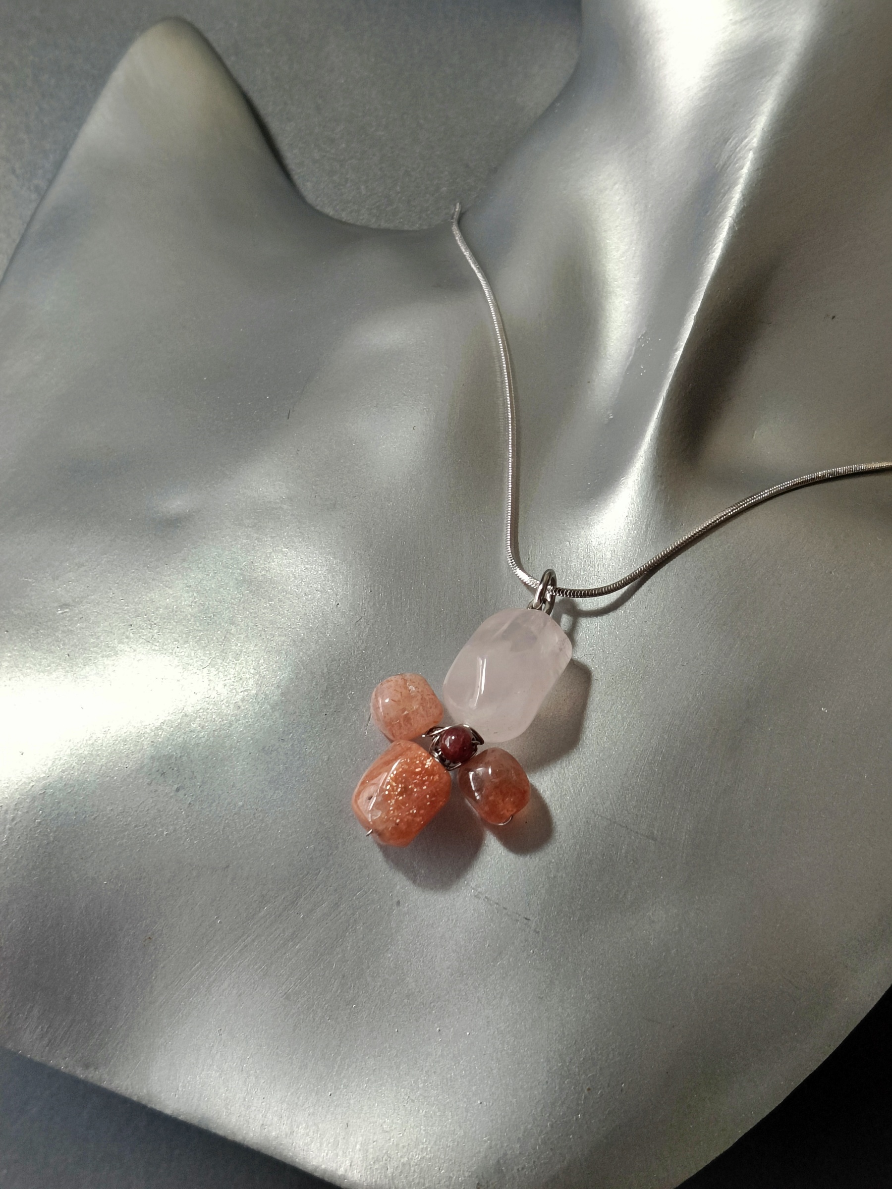 สร้อยจี้หินแท้ Rose Quartz x Sunstone Pendant Necklace (เสริมคลื่นความรัก ความสัมพันธ์ กระตุ้นพลังงาน กระตือรือร้น พุ่งสู่ความสำเร็จ)