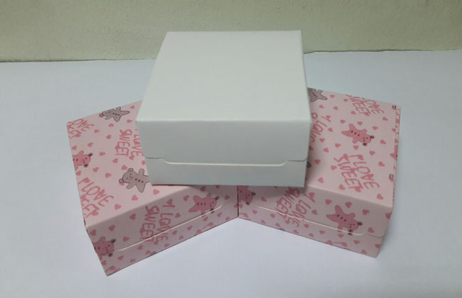 กล่องบราวนี่ 1 ชิ้น กล่องขนม กล่องสแน็ค ขนาด 9.0 x 9.0 x 4.0 ซม.สีขาว ราคา 65 บาทต่อแพ็ค (20 ใบ)