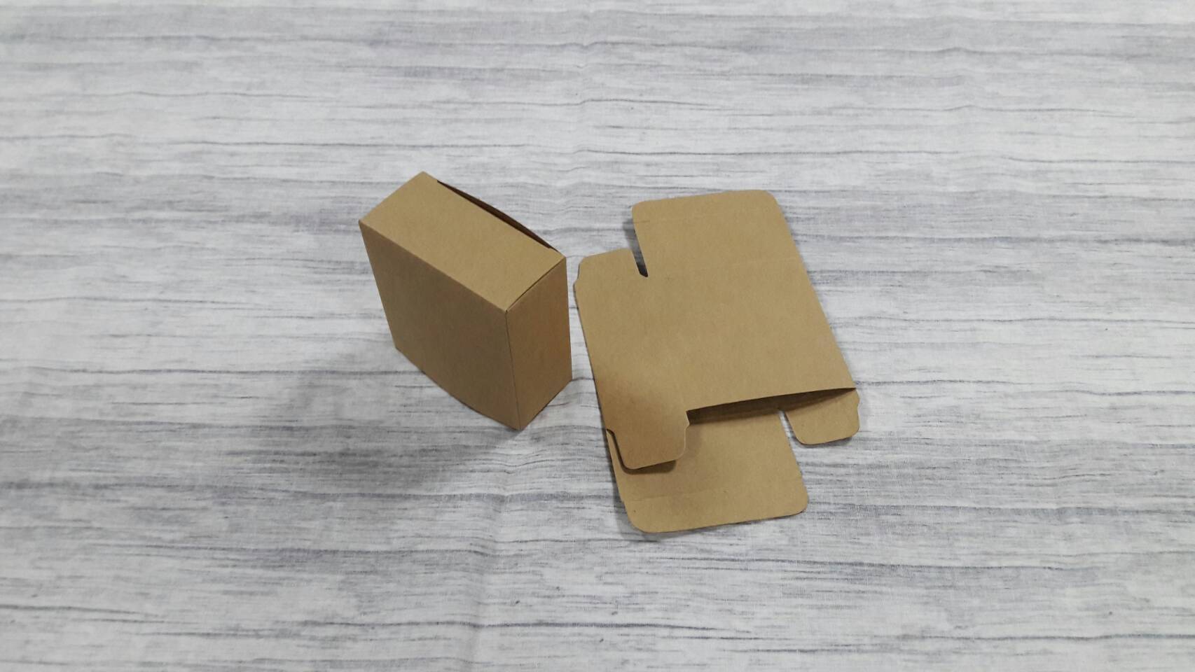 กล่องของขวัญ กล่องอเนกประสงค์ กล่องของที่ระลึก กล่องเครื่องสำอางค์ กล่องสบุู่ กล่องแบบฝาหัวท้าย สีคราฟท์น้ำตาลเข้ม ขนาด 7.5x3.5x7.7 ซม. ราคา 250 บาทต่อแพ็ค(50 ใบ)