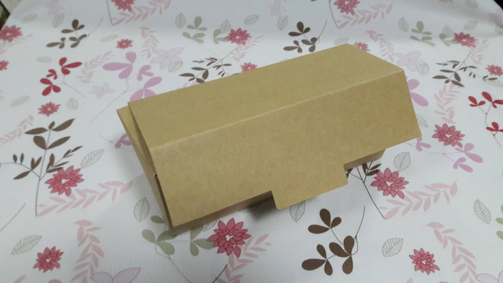 กล่องเค้กโรล กล่องคัพเค้ก 3 ชิ้น กล่องเค้ก 3-4 ชิ้น กล่องขนม สีคราฟท์น้ำตาลอ่อน ขนาด 9 x 24 x 9 ซม.ราคา 230 บาทต่อแพ็ค(20 ใบ)