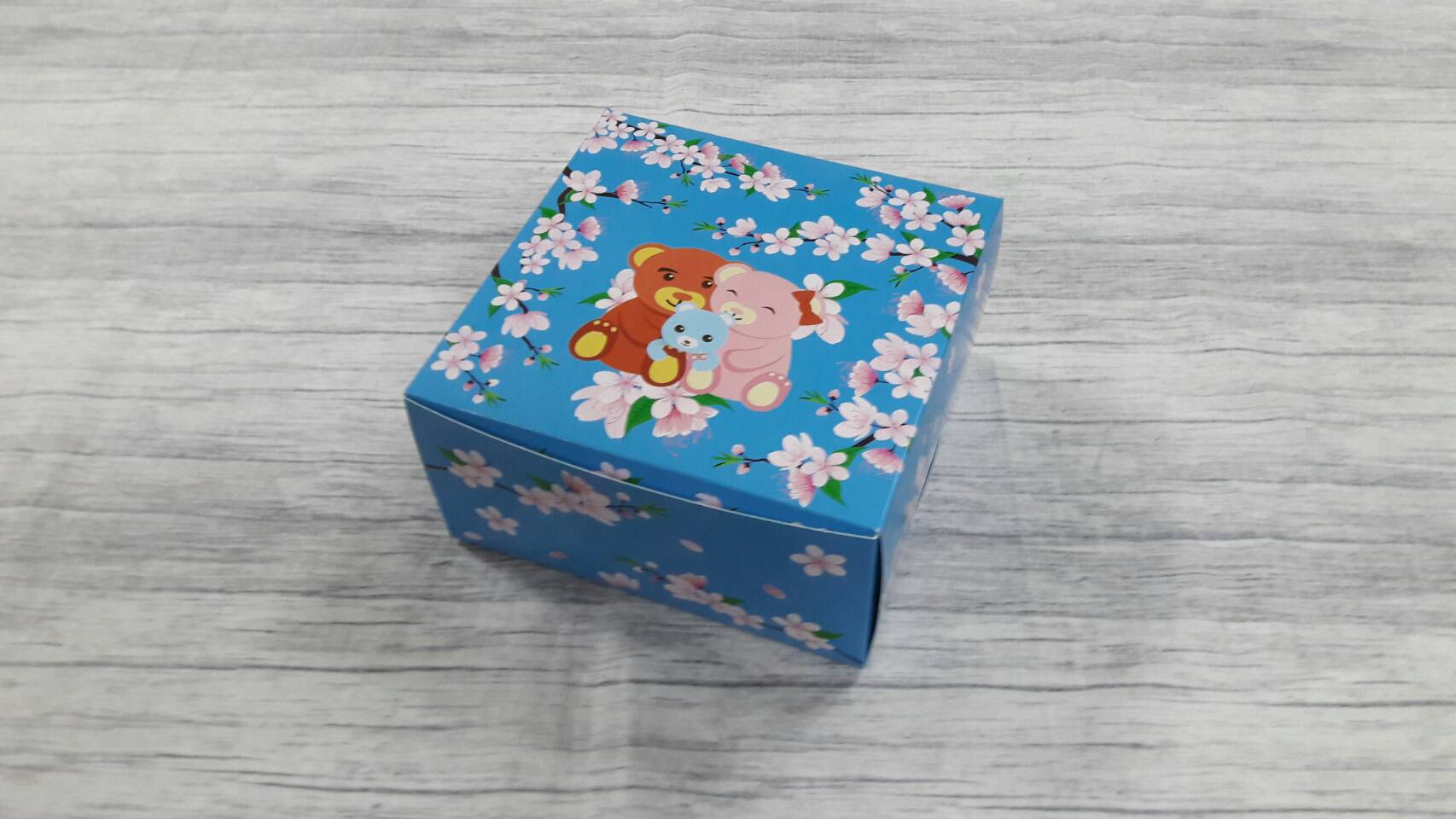 กล่องคัพเค้ก 4 ชิ้น (แบบไม่มีฐานรอง) กล่องเค้กครึ่งปอนด์ กล่องขนม กล่องสแน็ค Snack Box กล่องคอฟฟี่เบรค สีฟ้าแบร์ซากุระ ขนาด 15.0x15.0x7.6 ซม. (แพ็คละ 150 บาทต่อ 20ใบ)