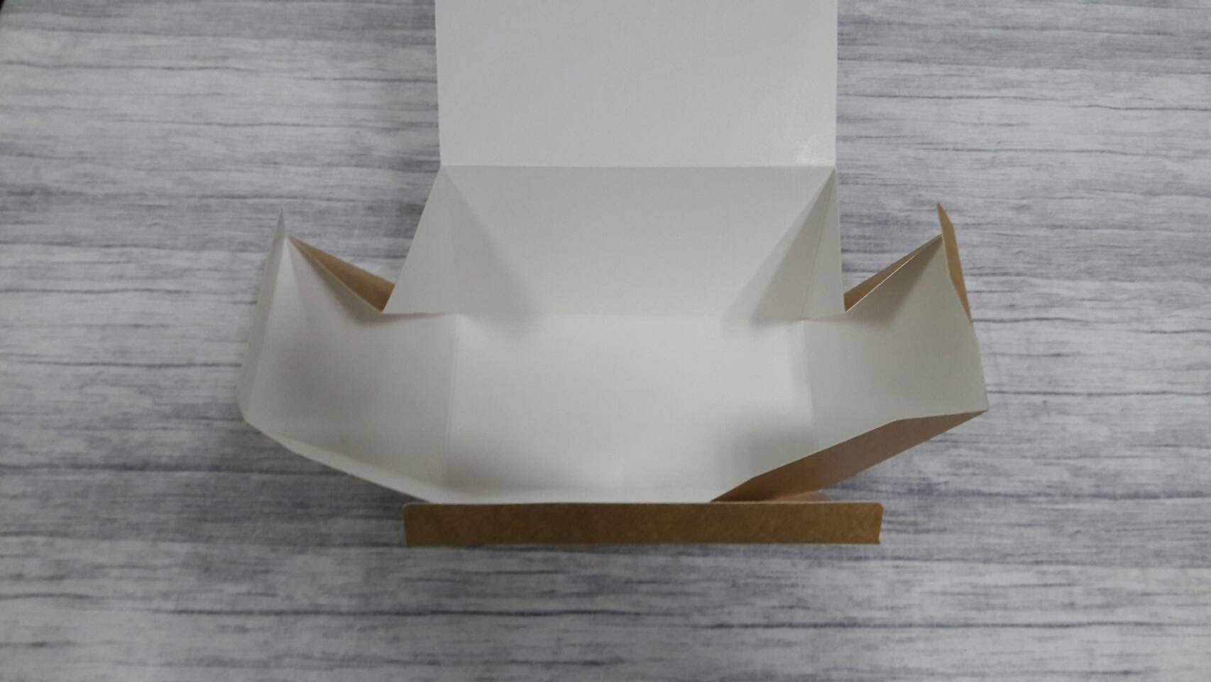 กล่องเค้กโรล กล่องคัพเค้ก 2 ชิ้น กล่องเค้ก 2 ชิ้น กล่องขนม สีคราฟท์น้ำตาลอ่อน(CKB) ขนาด 9 x 16.8 x 9 ซม.( กระดาษหนา 280 แกรม) ราคา 185 บาทต่อแพ็ค(20 ใบ)