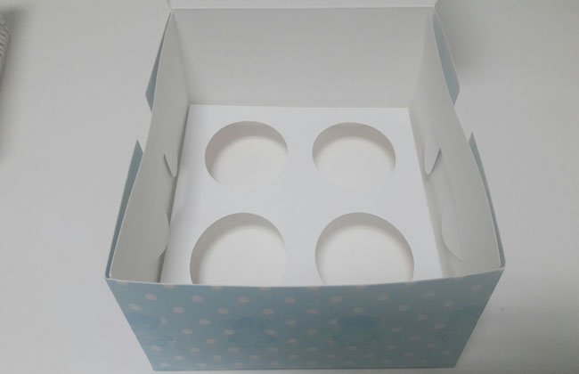 กล่องคัพเค้ก กล่องคัพเค้ก 4 ชิ้น(พร้อมฐานคัพเค้ก) ลายหมีฟ้า ราคา 310 บาท ต่อแพ็ค (20ใบ) พร้อมฐานรอง (ช่องคัพเค้กกว้าง 5.5 ซม.)