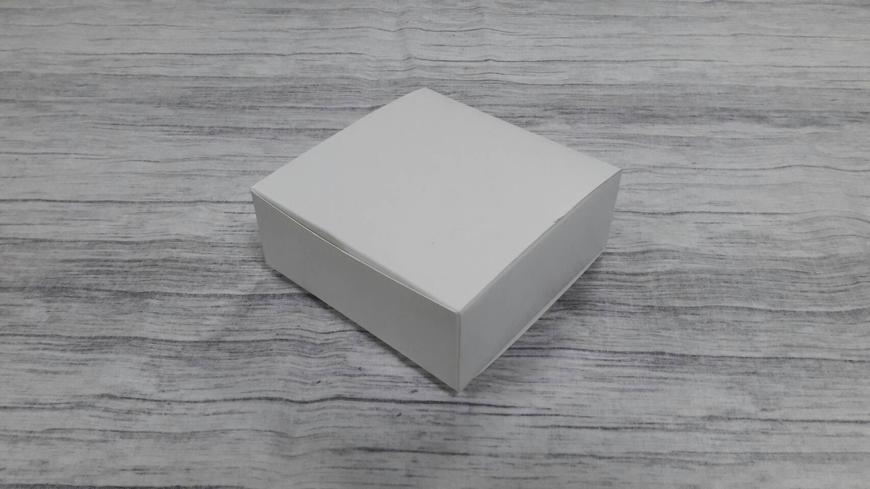 กล่องของขวัญ กล่องแบบฝาหัวท้าย กล่องอเนกประสงค์ สีขาว ขนาด10.5x10.5x4 ซม. กล่องของที่ระลึก กล่องเครื่องสำอางค์ กล่องของใช้ ราคา 145 บาท/20 ใบ