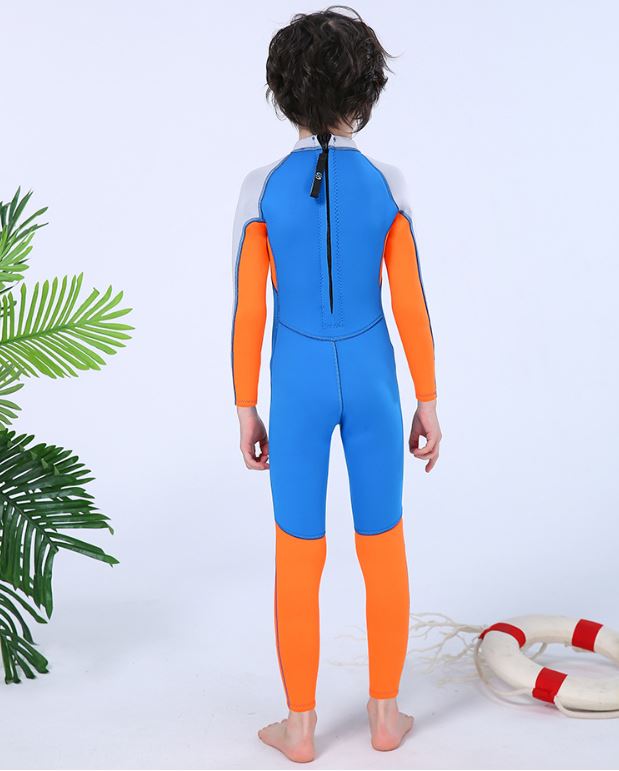 ชุดว่ายน้ำเด็กควบคุมอุณหภูมิ เป็นชุด wetsuit เหมาะกับการใส่ว่ายน้ำหรือดำน้ำ ผลิตจากผ้า Neoprene หนา 2.5 mm. ป้องกันความหนาว /ป้องกันรังสี UV Ultraviolet Protection UV wetsuit แขนยาวขายาว ซิปหลัง สวมใส่ง่าย (มีเชือกดึงซิป)
