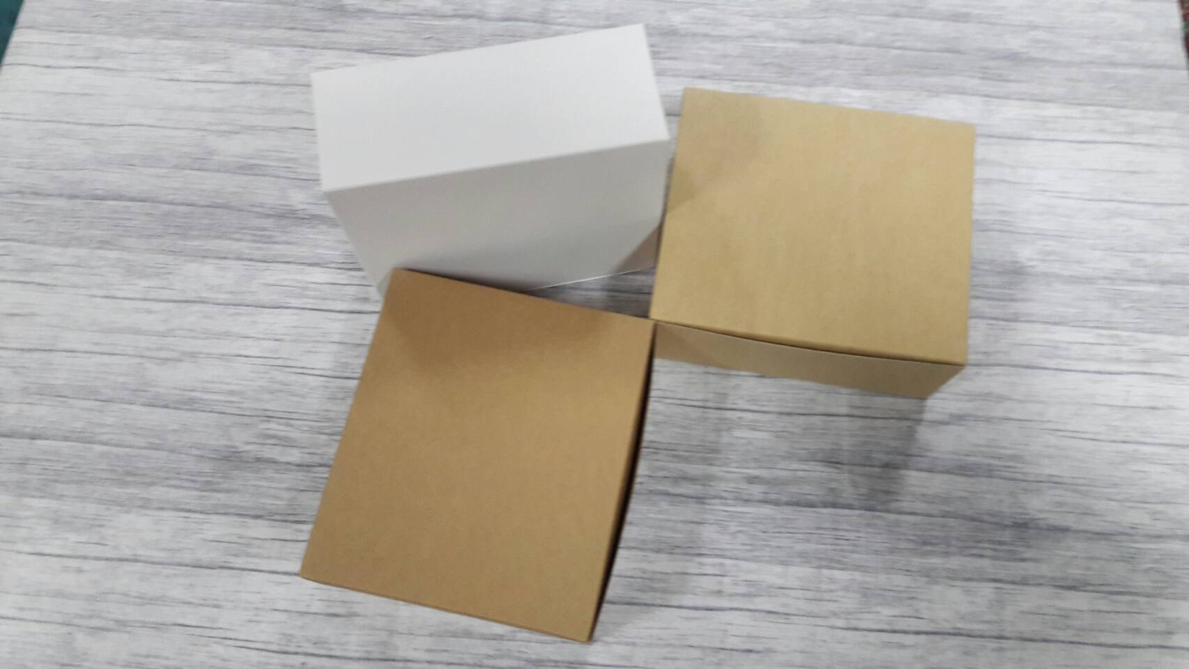 กล่องบราวนี่ กล่องชิฟฟ่อน กล่องขนม Snack Box กล่องสแน็ค กล่องอาหารว่าง ขนาด 14 x 16 x 6.5 ซม. สีขาว ราคา 135 บาท (20ใบ/แพ็ค)