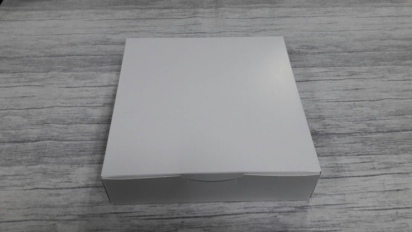 กล่องทรงแบน (ฝาทึบ) กล่องเค้ก 1 ปอนด์ทรงเตี้ย กล่องคัพเค้ก กล่องขนม กล่องจัดเบรค กล่องอเนกประสงค์ ขนาด 20x20x5.5 ซม.สีขาว ราคา 190 บาทต่อแพ็ค (20ใบ)