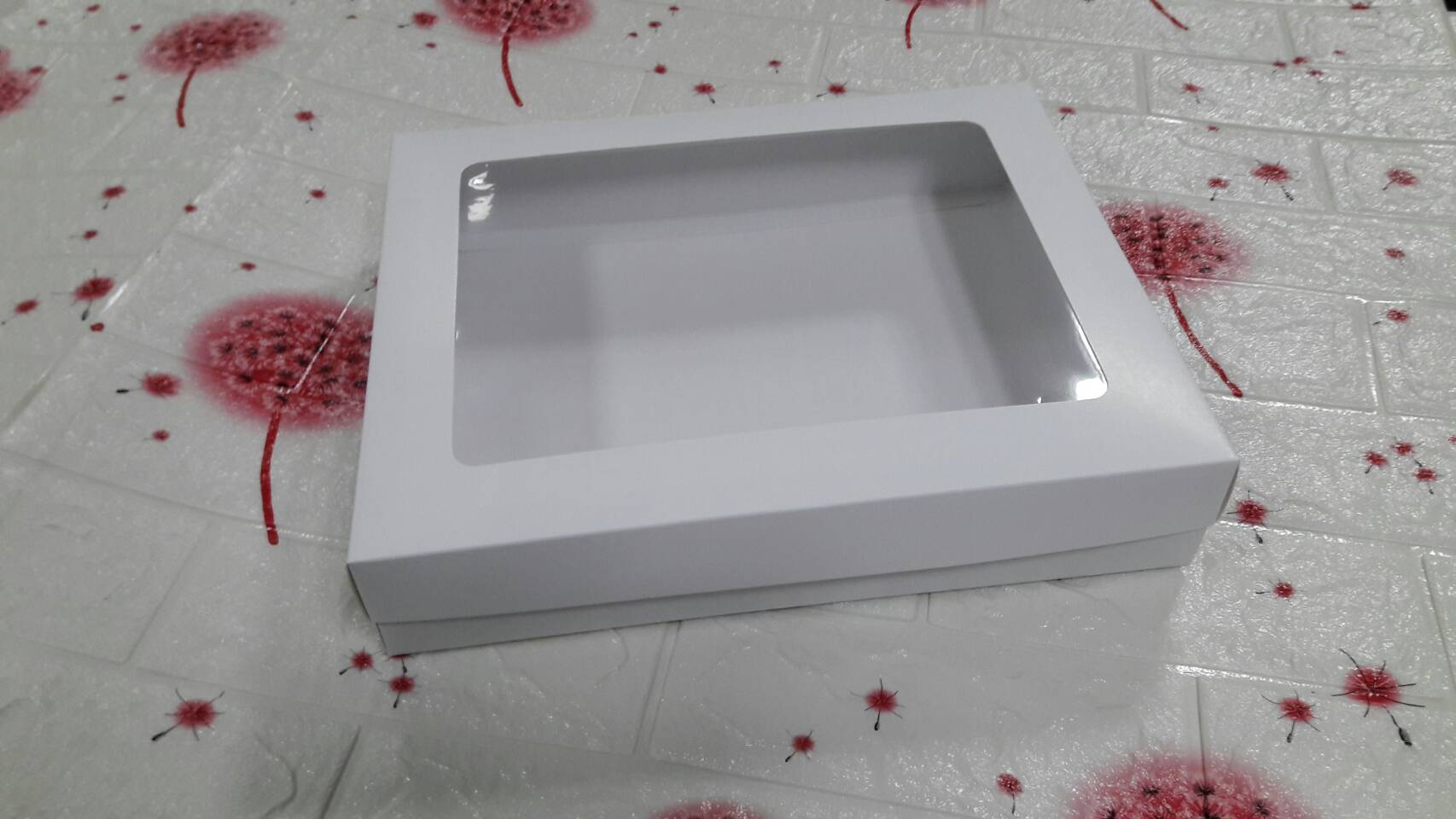 กล่องของที่ระลึก กล่องฝาครอบ กล่องอเนกประสงค์ กล่องของขวัญ กล่องของใช้ กล่องพวงมาลัย กล่องใส่ผ้าไหม ขนาด 26.0 x 32.0 x 6.2 ซม. สีขาว(หน้าต่างพลาสติก) ราคา 690 บาทต่อแพ็ค (20 ใบ)