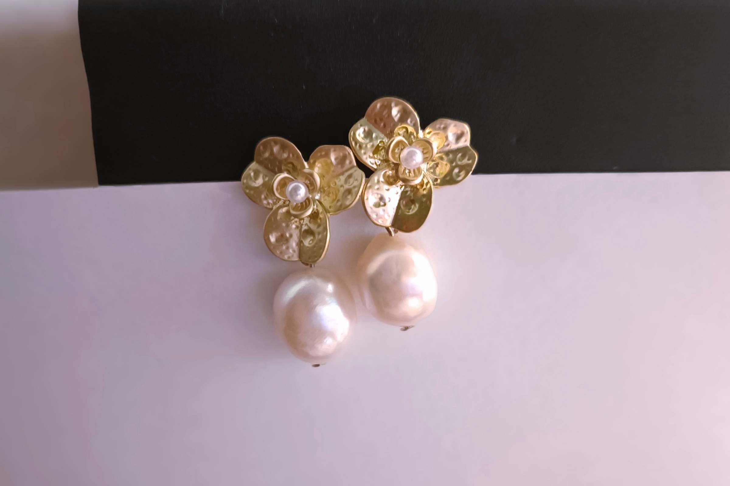 "The Flower" ต่างหูมุกแท้ทรงบารอค Natural Baroque Pearl Earring