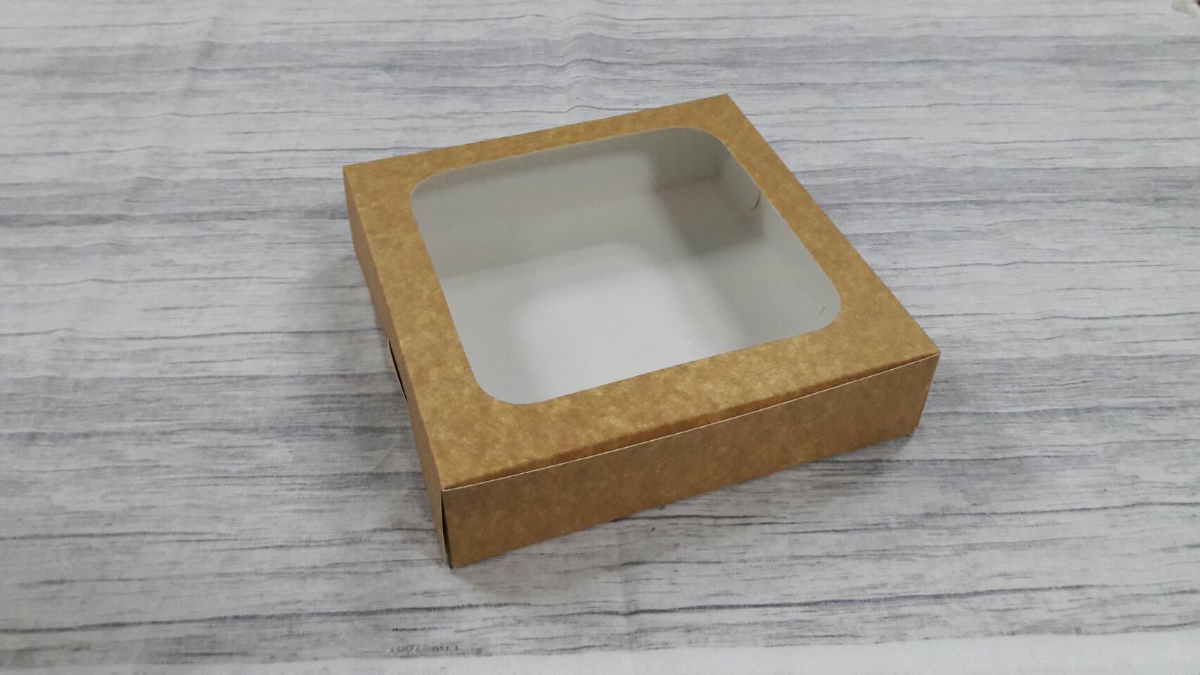 กล่องบราวนี่ กล่องชิฟฟ่อน กล่องเค้กครึ่งปอนด์ กล่องทาร์ตไข่ กล่องขนมเปี๊ยะ กล่องพาย กล่องช็อกโกแลต สีคราฟท์น้ำตาลอ่อน(CKB) ขนาด 20x20x5 ซม.ราคา 205 บาท ต่อแพ็ค (20ใบ)