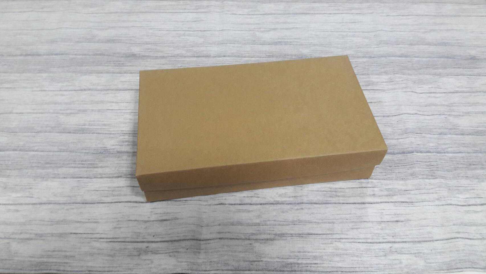 กล่องฝาครอบ กล่องของขวัญ กล่องอเนกประสงค์ ขนาด 12.5 x 22.0 x 5.0 cm. สีคราฟท์น้ำตาลเข้ม (แบบฝาทึบ) ราคา 345 บาท ต่อแพ็ค (20 ใบ)