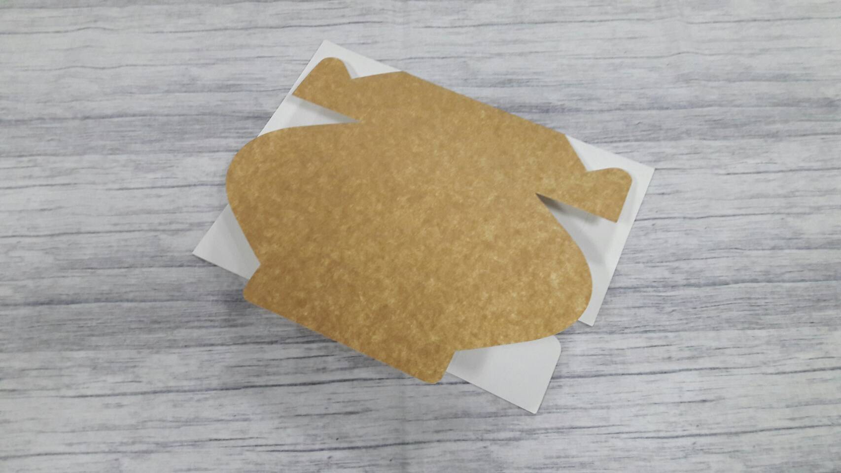 กล่องสแน็ค กล่องอาหารว่าง Snack Box ขนาด 13.5x13.5x7.0 ซม. กล่องคอฟฟี่เบรค กล่องคัพเค้ก แบบไม่มีหน้าต่าง สีคราฟท์น้ำตาลอ่อน(CKB) ราคา 145 บาทต่อแพ็ค(20ใบ)