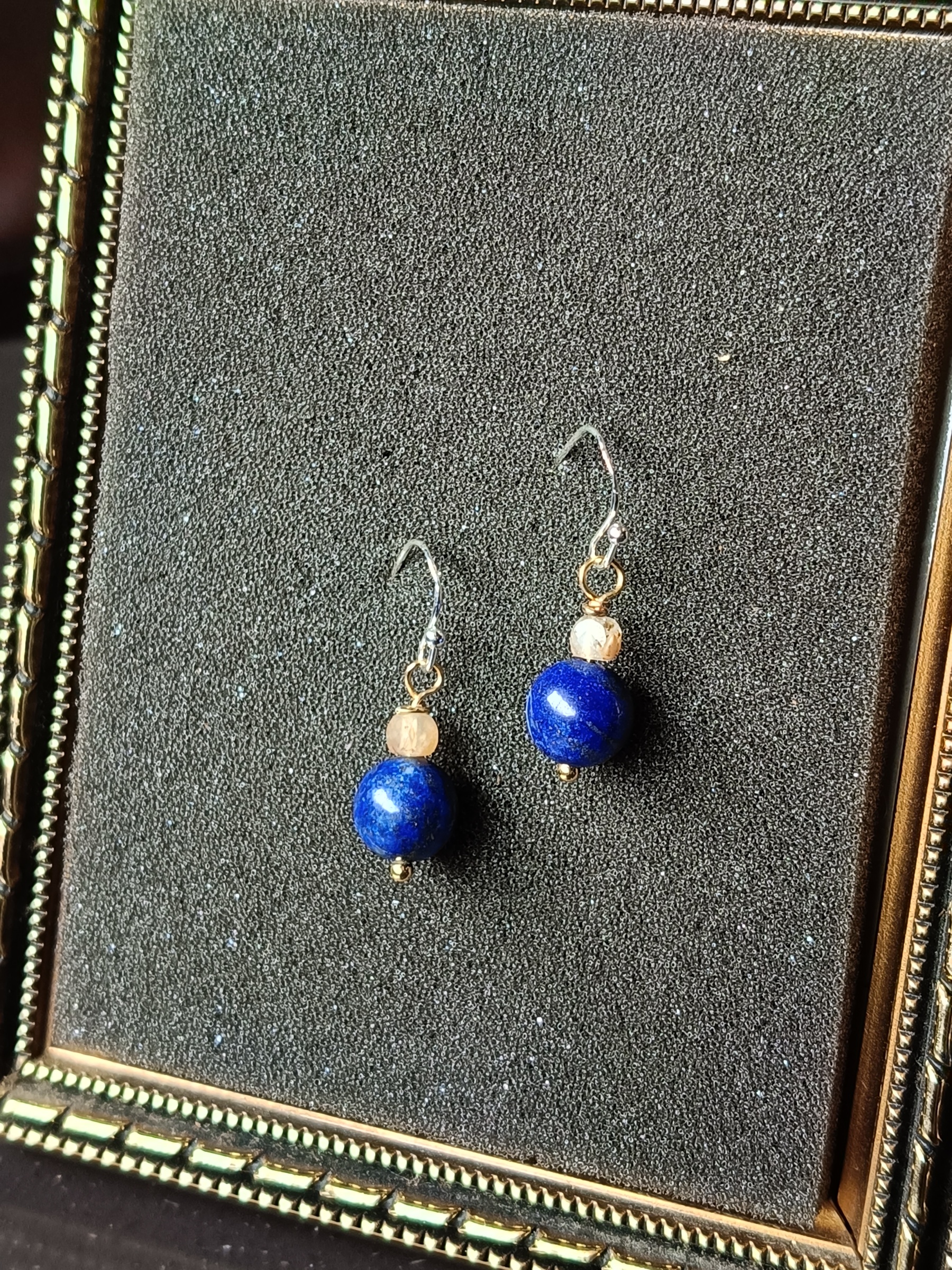 ต่างหู ประดับหินแท้ Lapis Lazuli + Pietersite Clip Earring (ปกป้องคุ้มครอง เสริมกระแสเงินสด)