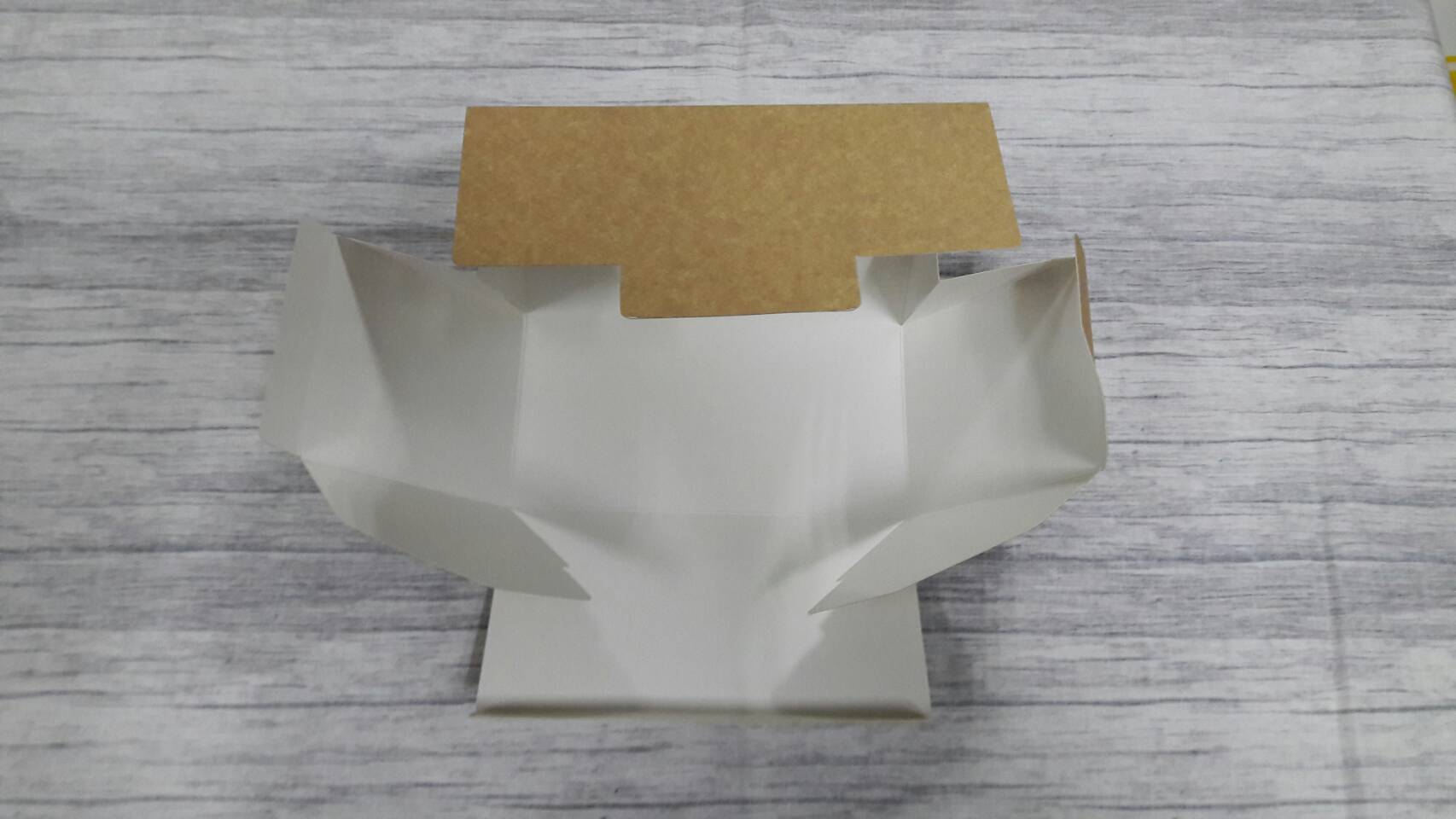 กล่องเค้กโรล กล่องคัพเค้ก 2 ชิ้น กล่องเค้ก 2 ชิ้น กล่องขนม สีคราฟท์น้ำตาลอ่อน(CKB) ขนาด 9 x 16.8 x 9 ซม.( กระดาษหนา 280 แกรม) ราคา 185 บาทต่อแพ็ค(20 ใบ)