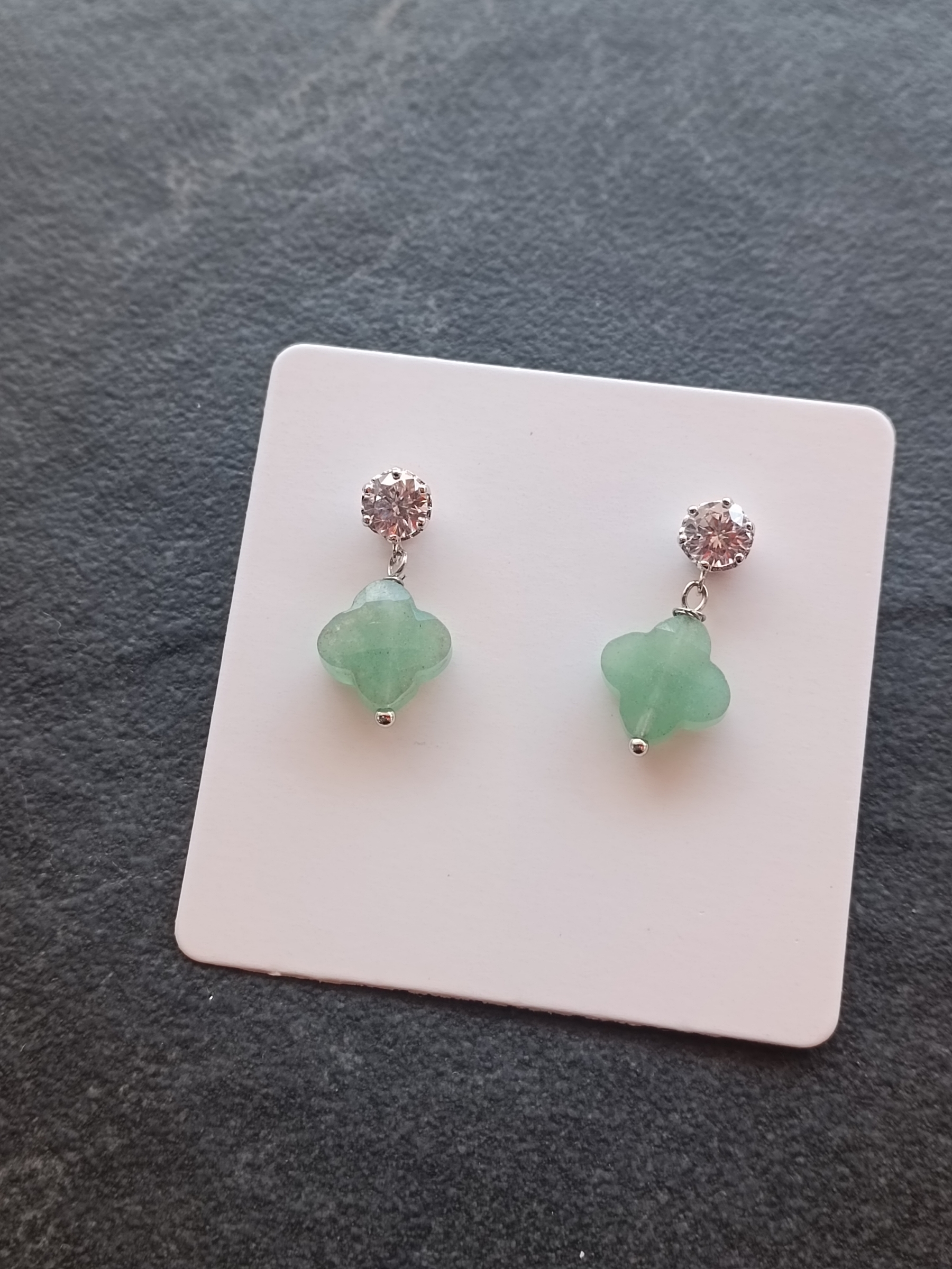 ต่างหูเงินแท้ 92.5 ชุป Platinum ประดับหินแท้ Green Aventurine Sterling Silver Earring (เปิดทุกประตูโอกาส ดึงดูดเงิน โชคลาภ)