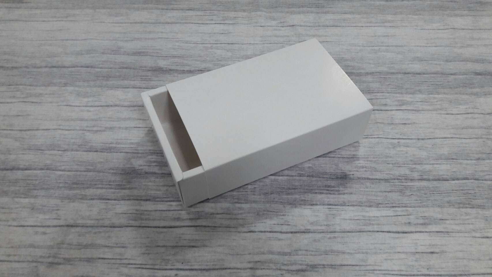 กล่องสไลด์ กล่องของขวัญ กล่องของที่ระลึก กล่องอเนกประสงค์ กล่องแบบฝาสไลด์ สีขาว ขนาด 11.4 x 17.4 x5.0 ซม. ราคา 320 บาท (20 ใบ ต่อแพ็ค)