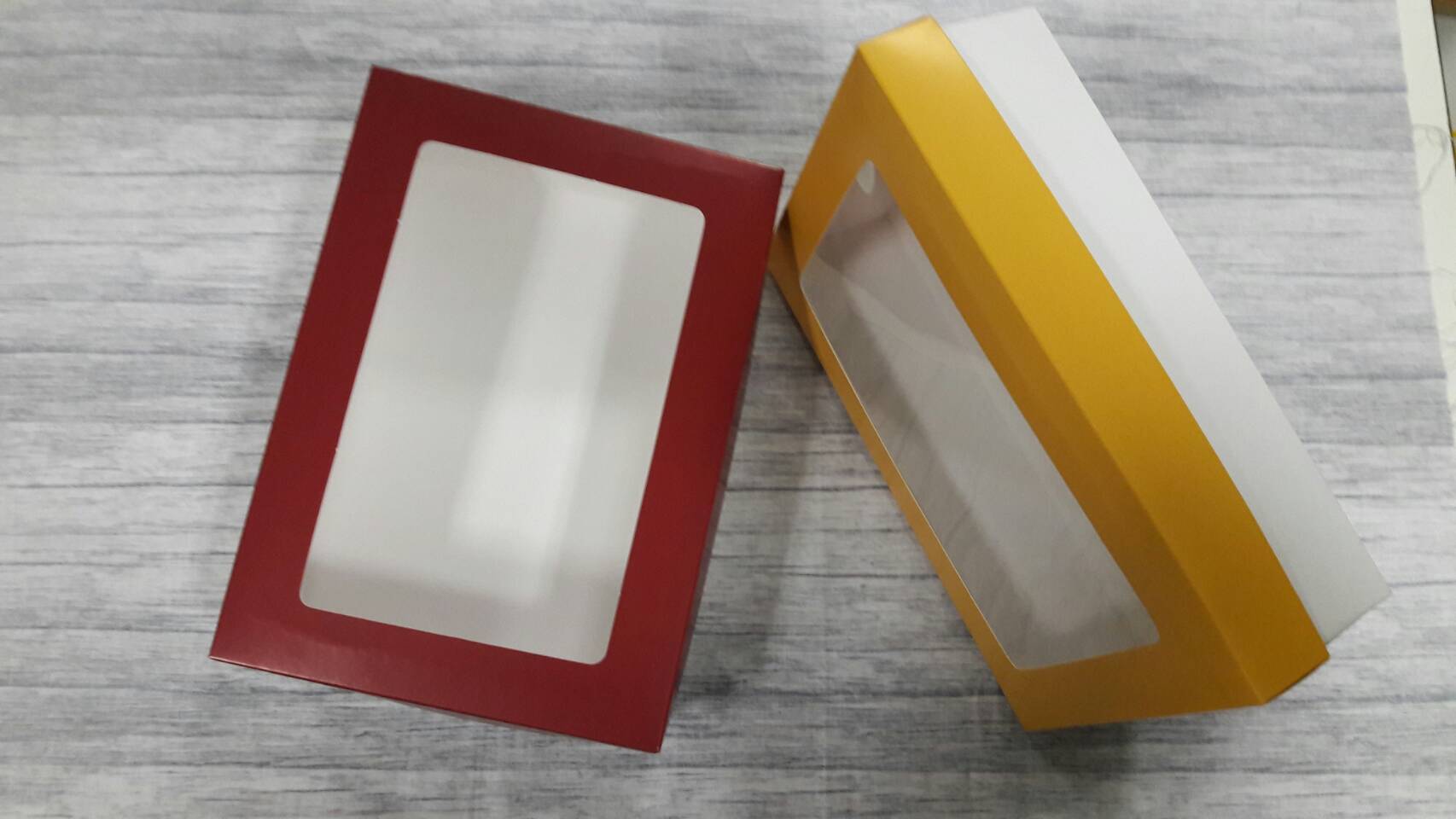 กล่องใส่สินค้าเอนกประสงค์ สีขาว ฝาครอบสี golden yellow color size 23.4x16.3x6.5ซม. กล่องใส่พวงมาลัย กล่องใส่สินค้าถักโครเช กล่องใส่ผ้าขนหนู กล่องใส่เสื้อผ้า กล่องใส่ผ้าบาติก กล่องใส่สินค้า กล่องใส่ของที่ระลึก ราคา 425 บาท (20 ใบ) (รวมค่าจัดส่งแล้ว)