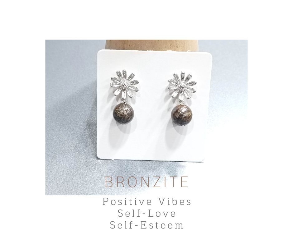 ต่างหูหินแท้"The Flower" Bronzite Earring (เสริมความกล้า ,ความภูมิใจในตัวเอง เติมกลับพลังงานบวก)
