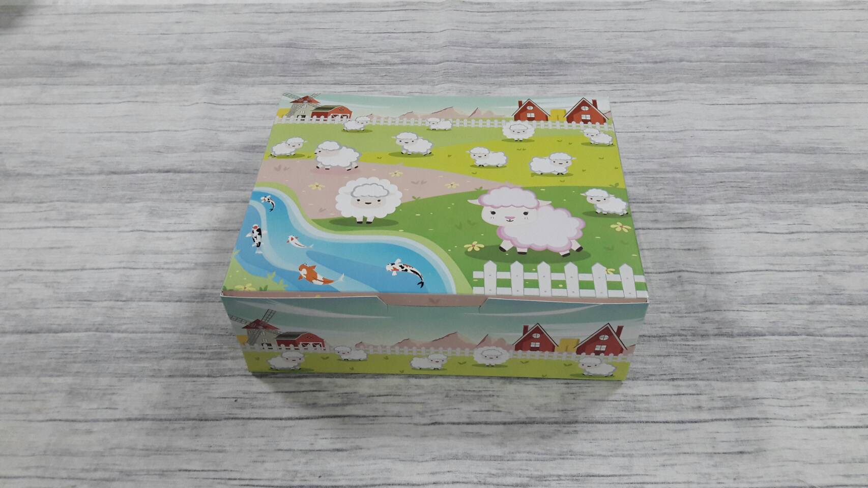 กล่องขนม กล่องเค้ก กล่องคัพเค้ก กล่องบราวนี่ กล่องชิฟฟ่อน กล่องสแน็ค ขนาด 17.5x22.0x7.4 ซม. สีลายน้องมุก(แกะชมพู) แบบฝาทึบ ราคา 230 บาท(ต่อแพ็ค20ใบ)